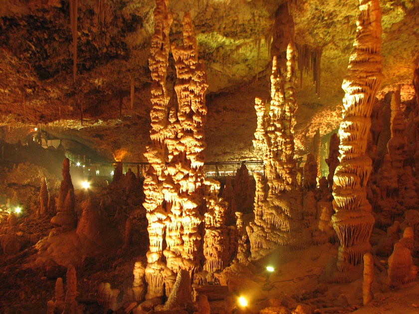Сталактиты и сталагмиты фото пещеры