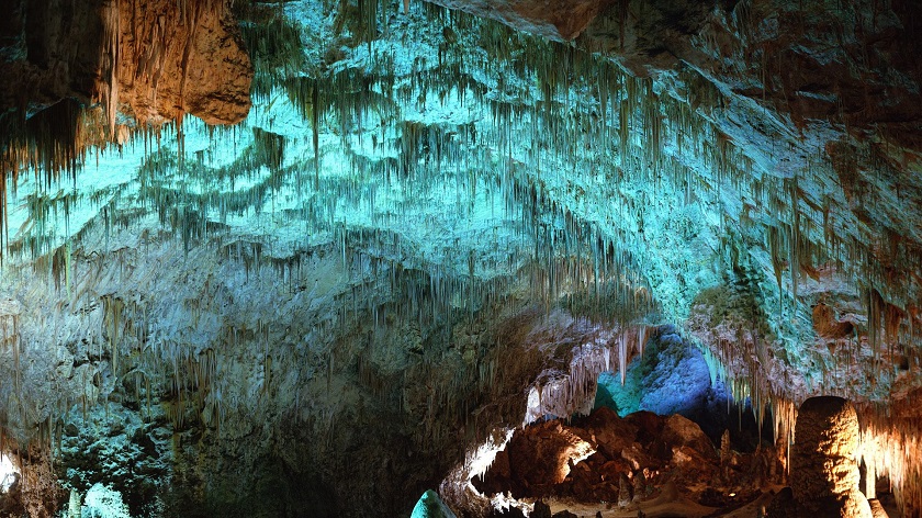 Пещера со сталактитами фото