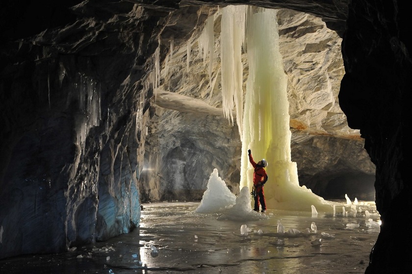 Пещера со сталактитами фотография