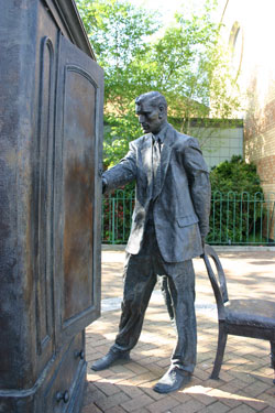 Статуя К.С. Льюиса