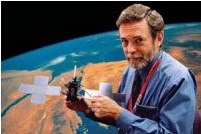 Марк Харвуд с моделью спутника Optus C1. Фото Варвика Армстронга