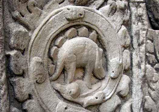 Резьба в Камбоджийском храме с изображением, напоминающем стегозавра