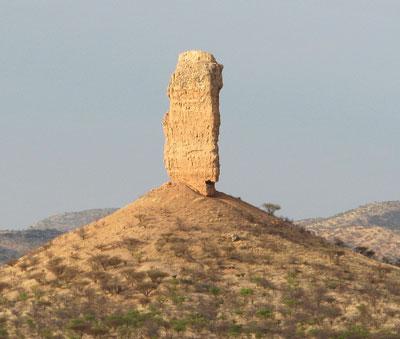 Эрозионный останец Вингерклип в природном заповеднике Этоша в Намибии. 