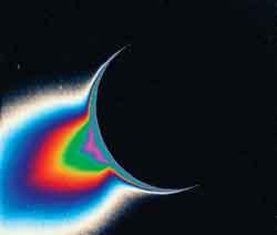 Усиленное цветом изображение гейзеров, выделяющих водяной пар в космическое пространство.