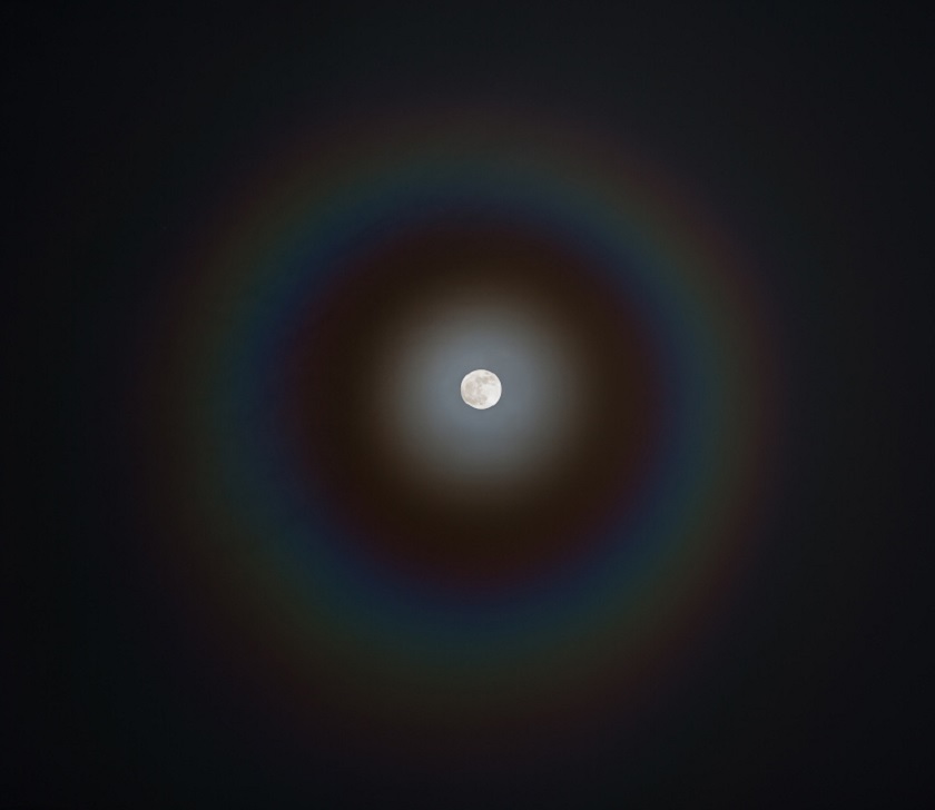 фото луны с радугой