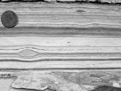 Тонкослоистые осадочные отложения в формации Грин-Ривер, штат Вайоминг